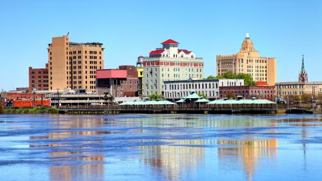 与西门罗隔着一条奥希托河的门罗闹市区