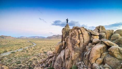 8,000 条世界级攀岩路线任选其一，勇闯挑战只为纵览壮丽风景