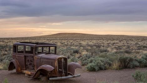 废弃许久的 1932 年斯图贝克汽车永远定格在历史悠久的 66 号公路上
