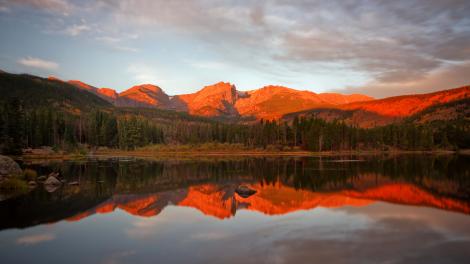 Reflet des montagnes dans les eaux pittoresques et poissonneuses du lac Sprague