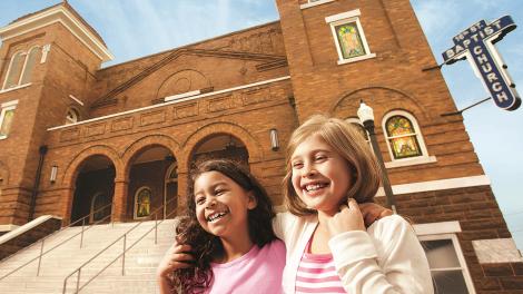 在阿拉巴马州伯明翰十六街浸信会教堂前摆好姿势拍照 在阿拉巴马州伯明翰十六街浸信会教堂前摆好姿势拍照