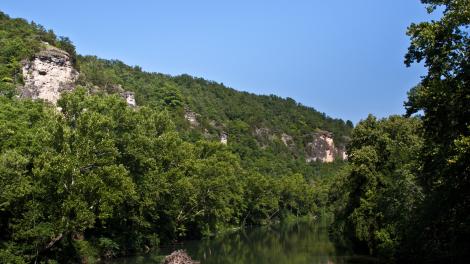 Découvrez des sites d'intérêt et des hommages au passé sur le bord de la route