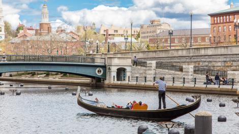 春天，在罗德岛州普罗维登斯，悠闲地坐在平底船上