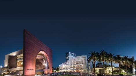 瑟格尔斯特罗姆艺术中心在夜晚亮起了灯