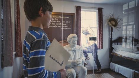Un garçon visite Mark Twain Boyhood Home & Museum