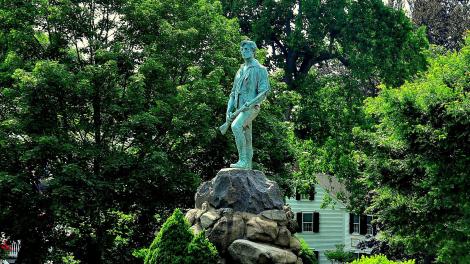 约翰·帕克上尉的雕像矗立在美国独立战争开始的地方