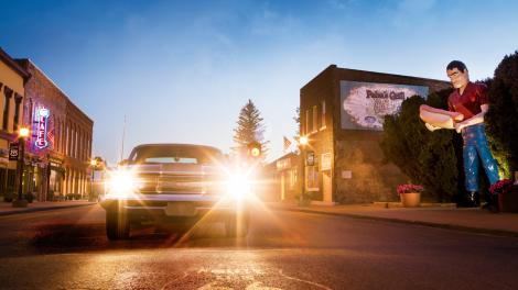 沿 66 号公路穿过伊利诺伊州亚特兰大中心地带