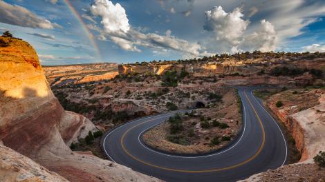风景秀丽的 Rim Rock Drive 车道从科罗拉多国家纪念公园穿过