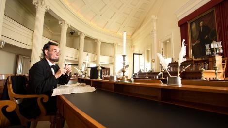 この街の「ヒストリー・カムズ・アライブ」フェスティバルの期間中、旧州議会議事堂に登場するリンカーンのそっくりさん