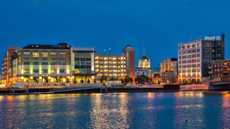 市中心滨水区闪烁的灯光