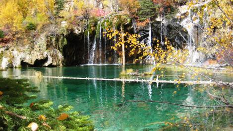 Wasserfälle über den Klippen am Hanging Lake in Glenwood Canyon