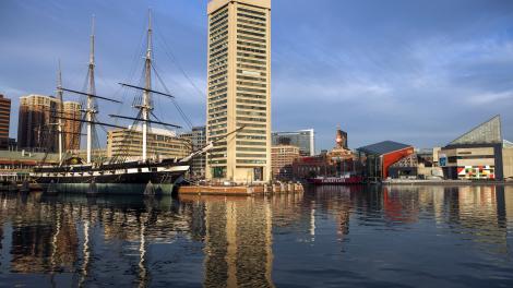 L’U.S.S. Constellation, le World Trade Center Institute et le National Aquarium sur le port maritime de Baltimore