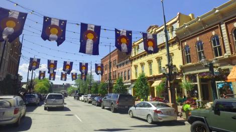 沿着科罗拉多州丹佛的谢里登街驱车行驶