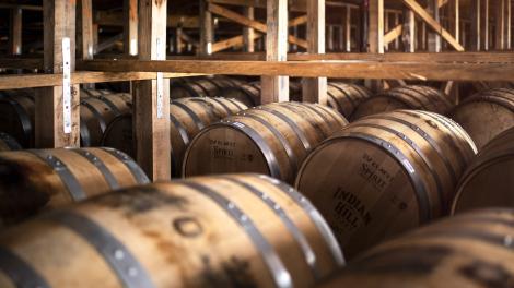 肯塔基州巴兹敦的巴兹敦波旁威士忌公司内摆满波本威士忌桶的储藏室 肯塔基州巴兹敦的巴兹敦波旁威士忌公司内摆满波本威士忌桶的储藏室