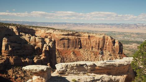 Randonnée à travers des formations rocheuses ancestrales au Colorado National Monument