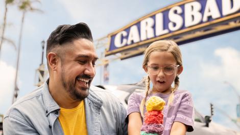 在娱乐中心卡尔斯巴德村度过愉快的一天 