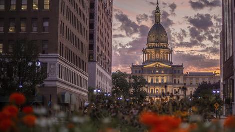 暮色下市中心的密西根州议会大厦