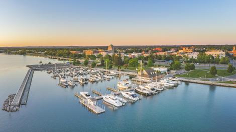 密西根州特拉弗斯城迷人的市中心和美丽的海滨鸟瞰图