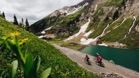 Cyclisme gravel près d’Emerald Lake à Crested Butte, Colorado