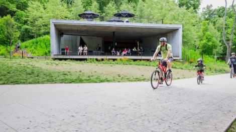 在科勒山地自行车保护区 (Coler Mountain Bike Preserve) 的 Airship Coffee，一边享受手工咖啡，一边眺望风景如画的骑行小径