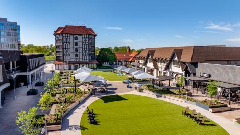 密苏里州马里兰高地娱乐街区西港广场绿意盎然的庭院