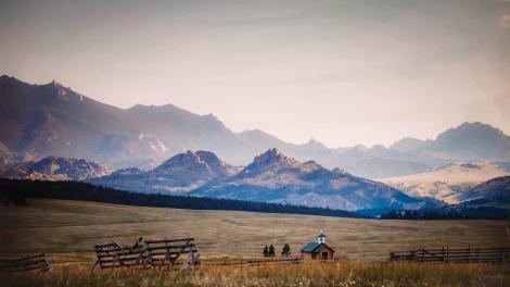 从埃斯特布鲁克村远眺拉勒米峰 (Laramie Peak) 的壮阔景色