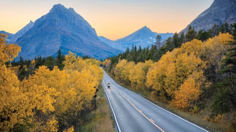 驾车穿越位于美国蒙大拿州西部的冰川国家公园东部地区
