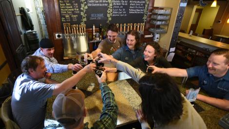 在柯林斯堡的 Equinox 酿酒厂举杯畅饮