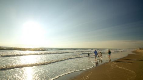 一家人在弗吉尼亚海滩的沙桥海滩享受着愉快的假日时光