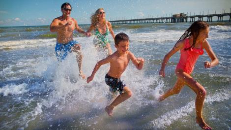 全家人一起在阿拉巴马州的沙滩上共度欢乐时光