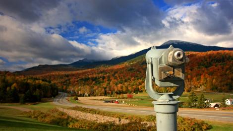 Un "monocular" al borde del camino en Nuevo Hampshire es perfecto para conseguir una vista más detallada del follaje otoñal y el Mt. Washington