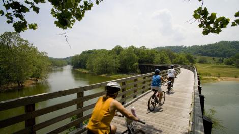 骑车穿越弗吉尼亚州蜿蜒小径中的一段水上木板道