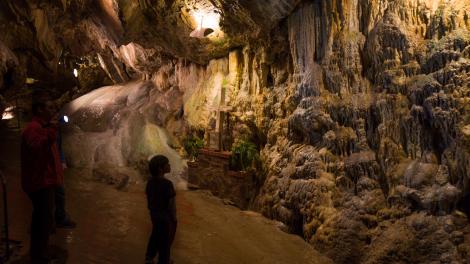 惊叹于失落河洞穴内的墙壁