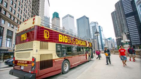 Big Bus stops at popular attractions in Chicago