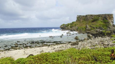 沿一条小路到达僻静的禁断岛