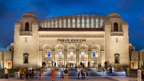 德克萨斯州圣安东尼奥的托宾表演艺术中心的夜间演出