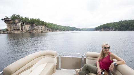 在西弗吉尼亚州的萨默斯维尔湖上乘船游览