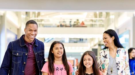 全家人在明尼苏达州布鲁明顿的美国商场购物