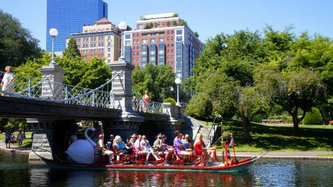 乘船游览马萨诸塞州波士顿公共花园 乘船游览马萨诸塞州波士顿公共花园