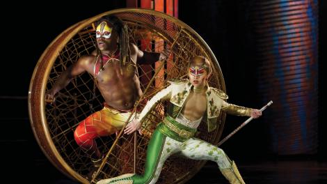 双胞胎兄弟以及他们的朋友和无畏的伙伴宫廷弄臣一起。