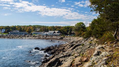 Praia rochosa pitoresca em Perkins Cove, em Ogunquit, Maine