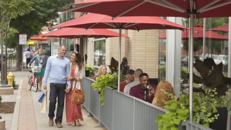 一对夫妇购物后漫步于科罗拉多州的街道上