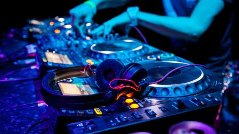 欣赏电子舞曲 DJ 表演，获得心跳加速的精彩体验