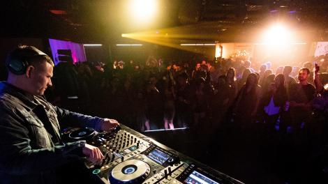 美国Dj、音乐制作人兼混音师 Kaskade 正在展示电子舞曲技巧