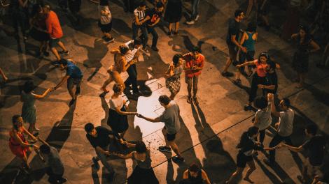 在波多黎各圣胡安的街道上跳萨尔萨舞