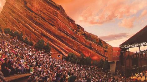 在科罗拉多州丹佛郊外著名的红石露天剧场观看现场表演