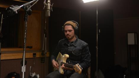 蓝调歌手 Nathan Quick 在德克萨斯州休斯敦录歌