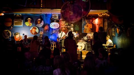 佛罗里达州塔拉哈西 Bradfordville Blues Club 俱乐部内随乐队歌声摇摆的人群