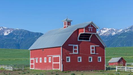 瓦罗瓦山是俄勒冈州东部鲜红色谷仓的背景