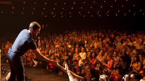 乡村音乐歌手 Josh Turner 在田纳西州纳什维尔的奥普里大剧院内表演